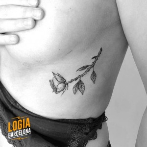 Tatuajes pequeños con significado - Rosa en las costillas - Logia Barcelona 
